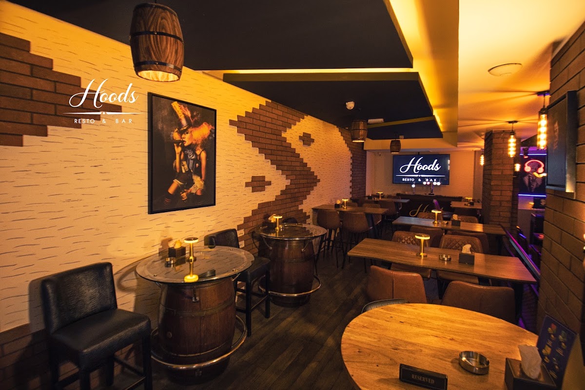 Hoods Resto & Bar